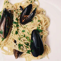 Spaghetti w/ Mussels, Garlic & White wine